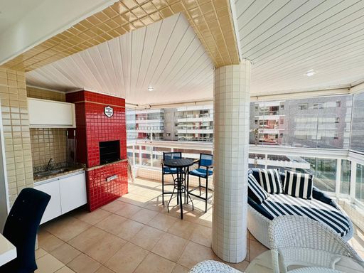 Varanda espaçosa com vista livre — o pôr do sol mais bonito da cidade é seu!