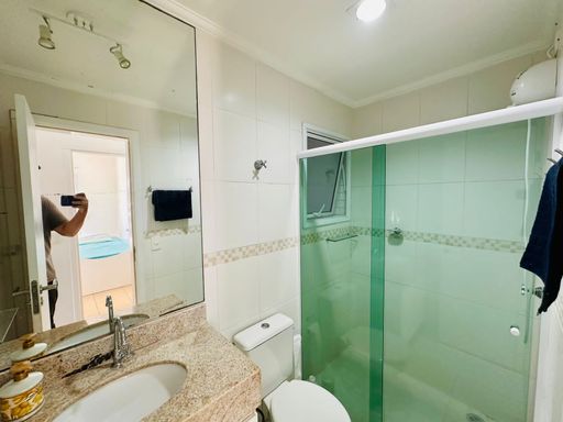 Banheiro sofisticado, com acabamento moderno pensado para conforto e bem-estar todos os dias.