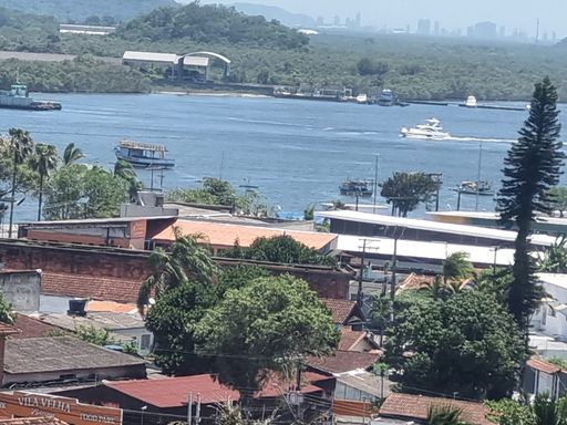 Vista paralela ao mar que encanta em qualquer hora do dia.