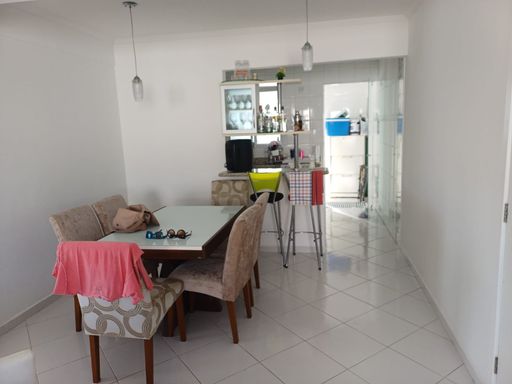 Sala integrada com cozinha, criando um ambiente moderno e funcional.