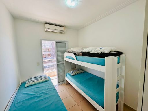 Quarto elegante e iluminado, com varanda privativa para acordar sentindo a brisa do mar.