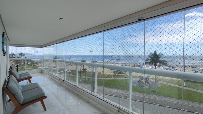 Vista da fachada em localização privilegiada no Centro de Bertioga.