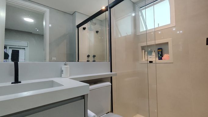 Banheiro social completo e elegante.