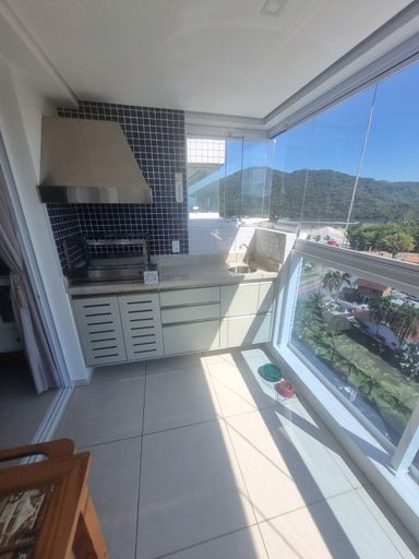 Varanda lateral com vista única e permanente.