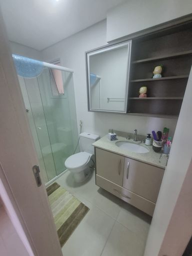 Banheiro moderno com excelente acabamento.