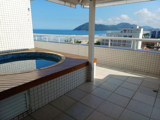 Área externa com piscina privativa, ideal para relaxar com total privacidade e vista para o mar.