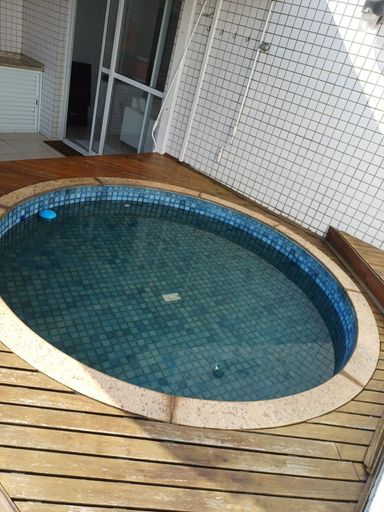 Piscina privativa com vista privilegiada, um verdadeiro refúgio exclusivo.