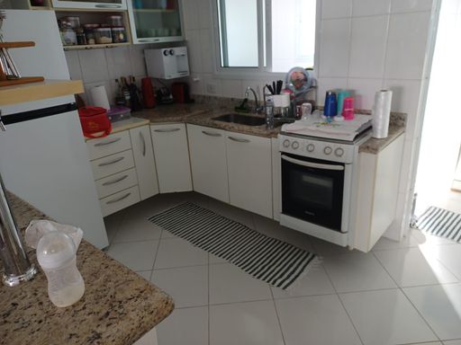 Cozinha totalmente equipada, prática e moderna, pronta para o seu dia a dia ou para receber convidados.