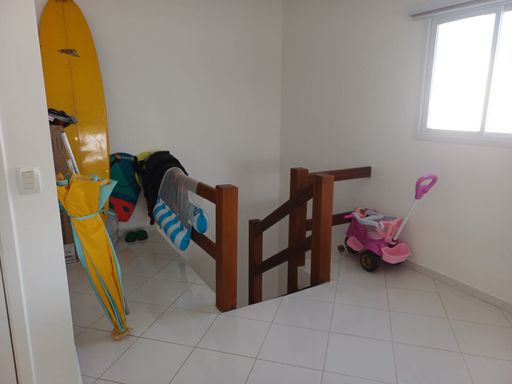 Cobertura duplex com excelente distribuição de espaços e acabamento de qualidade.