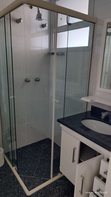 Banheiros com design moderno, materiais nobres e excelente padrão de acabamento.