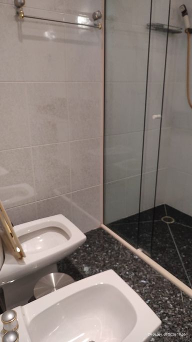 A poucos metros do mar, com acesso fácil e rápido à praia.