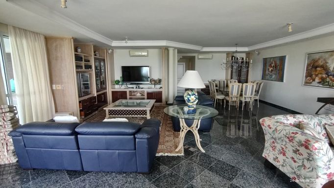 Playground ao ar livre, integrado à natureza e ideal para momentos de lazer.