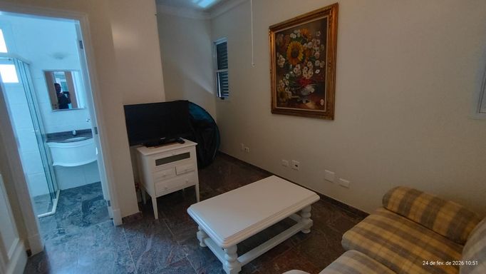 Closet espaçoso, ideal para organização com estilo e praticidade.