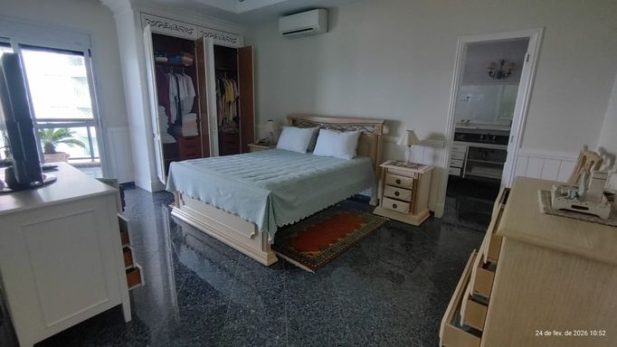 Suíte master imponente, com espaço generoso, conforto absoluto e atmosfera de exclusividade.