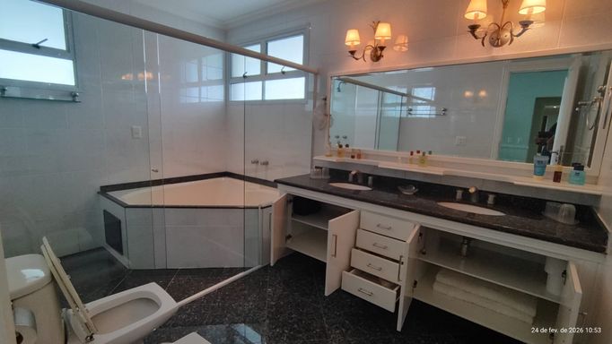 Banheiro sofisticado com acabamentos premium e design contemporâneo.