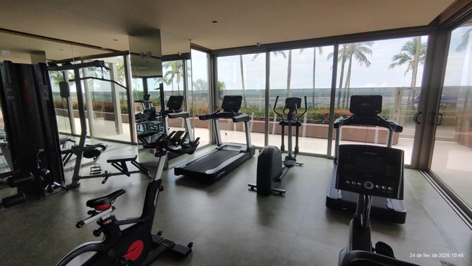 Academia equipada com aparelhos modernos para manter sua rotina de bem-estar.