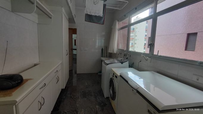 Área de serviço ampla, bem ventilada e discretamente integrada ao projeto.