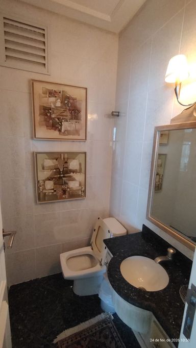 Lavabo elegante, com acabamentos de alto padrão que reforçam o requinte do imóvel.