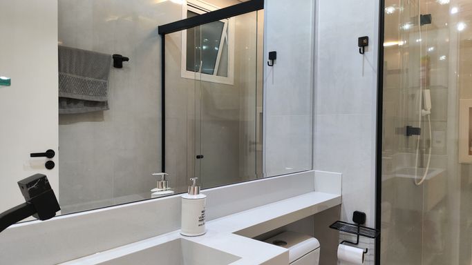 Banheiro da suíte com acabamento refinado.