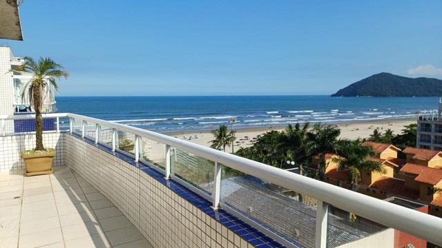 Vista deslumbrante do mar direto da sua cobertura duplex no Maitinga – o privilégio de morar de frente para a praia.