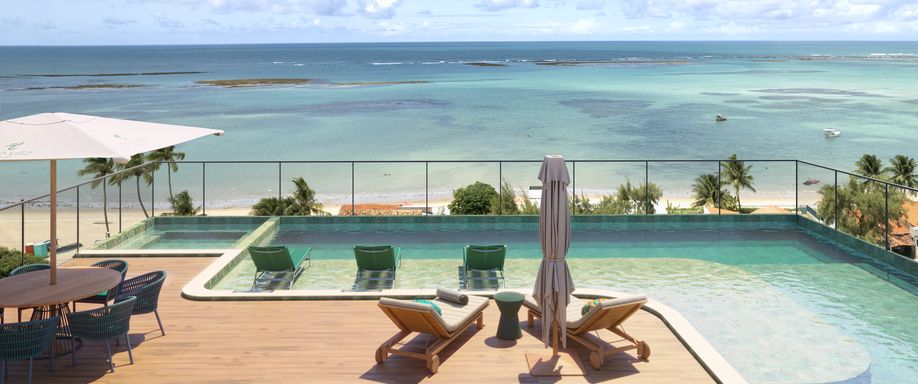 Piscina com vista para o mar