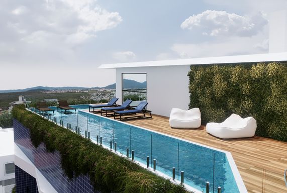 Piscina com deck panorâmico e espreguiçadeiras, criando uma atmosfera de resort moderna e elegante.