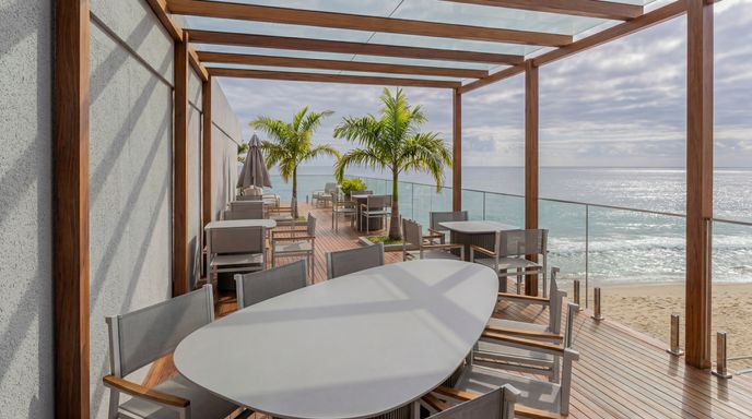 Espaço gourmet com vista mar e design sofisticado, elevando a experiência do empreendimento