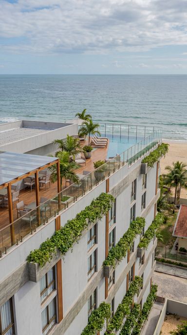 Arquitetura moderna com rooftop panorâmico exista privilegiada para o mar.