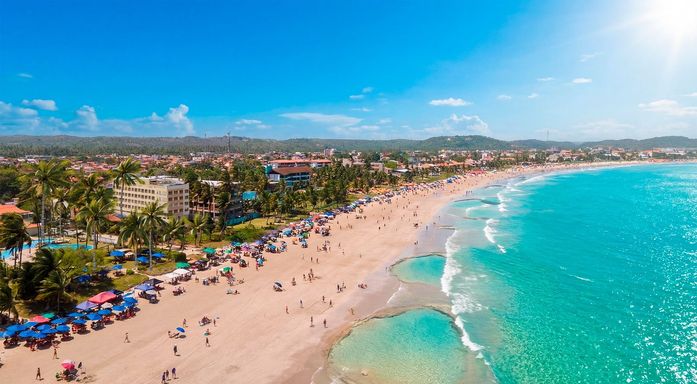 Faixa de praia ampla e valorizada, com alta procura turística, ideal para rentabilidade por temporada.