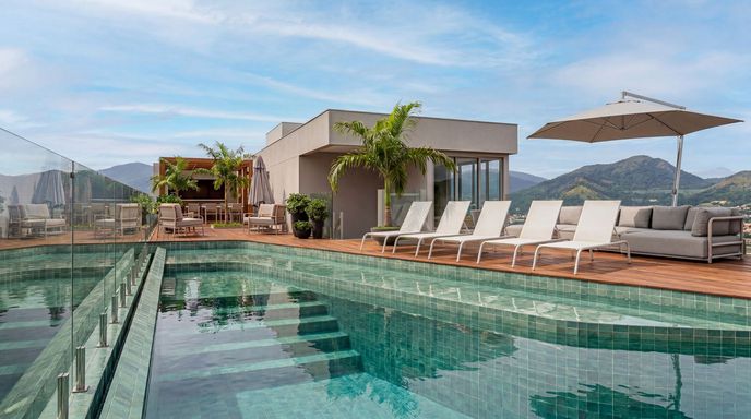 Piscina no rooftop com vista aberta, um dos melhores atrativos na loção de temporada.