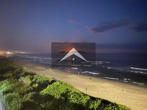 Vista noturna da varanda da suite