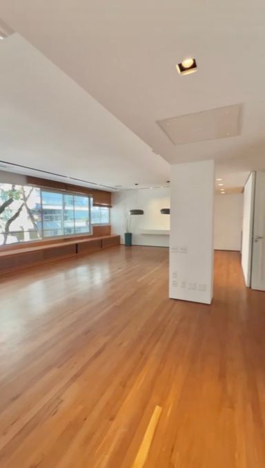 General Artigas, 240 m² e três vagas no Leblon