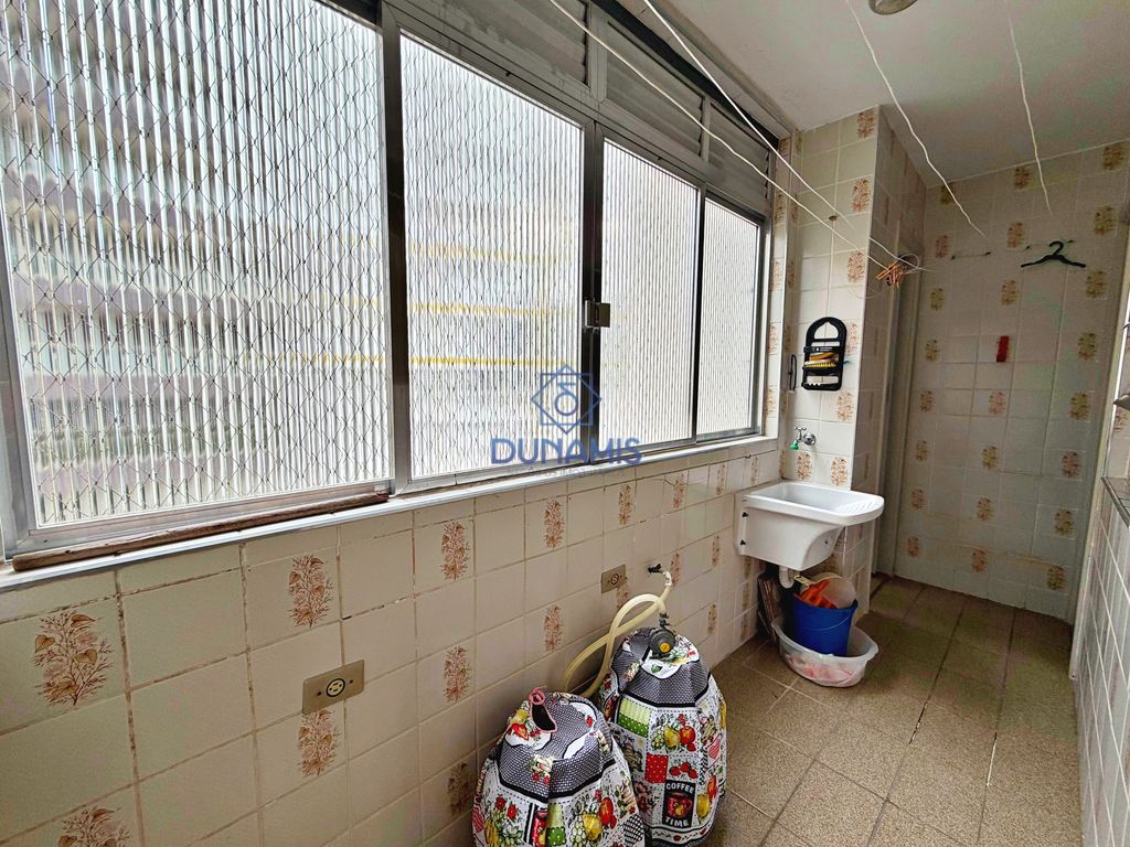 APARTAMENTO CONSERVADO A UMA QUADRA DA AVENIDA PUGLISI COM 3 QUARTOS E VAGA em Pitangueiras, Guarujá — foto 25