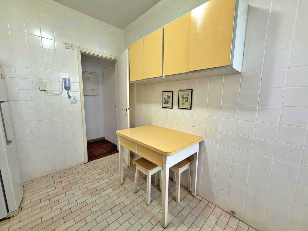 APARTAMENTO CONSERVADO A UMA QUADRA DA PRAIA DA PITANGUEIRAS - VISTA MAR em Pitangueiras, Guarujá — foto 32
