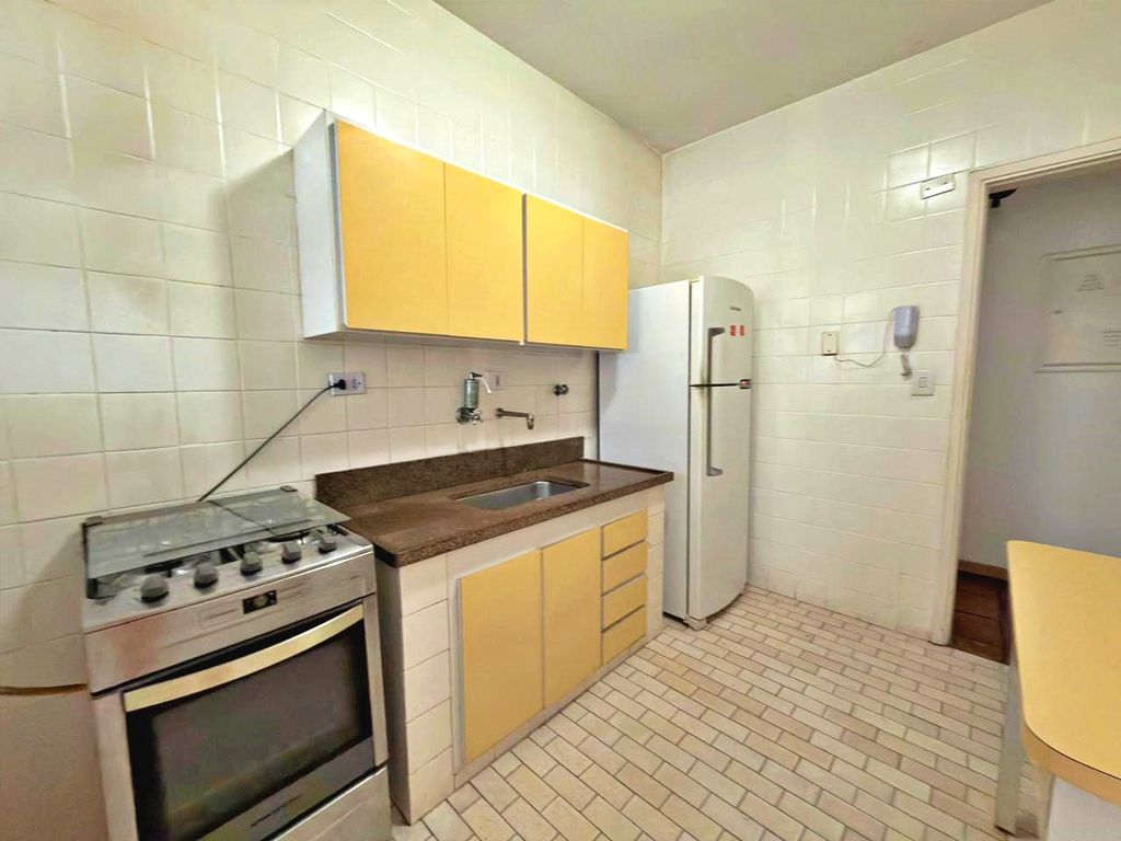 APARTAMENTO CONSERVADO A UMA QUADRA DA PRAIA DA PITANGUEIRAS - VISTA MAR em Pitangueiras, Guarujá — foto 31