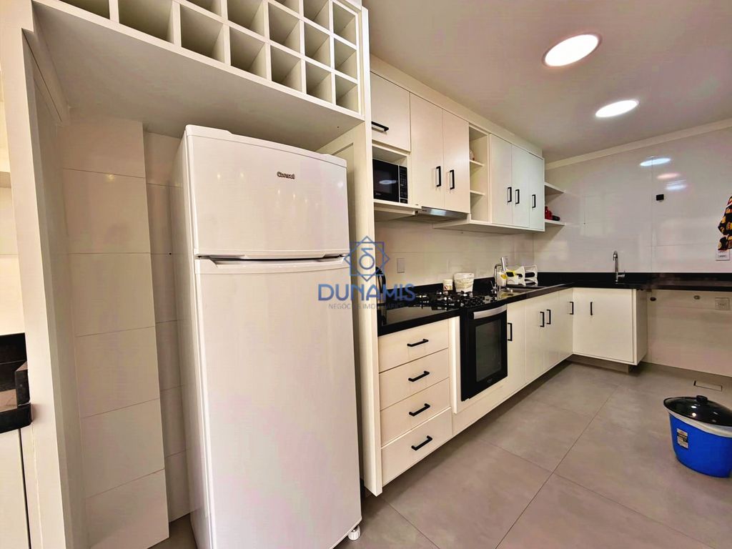 FLAT TOTALMENTE REFORMADO NA PRAIA DAS PITANGUEIRAS - COM DUAS VAGAS E LAZER em Pitangueiras, Guarujá — foto 4