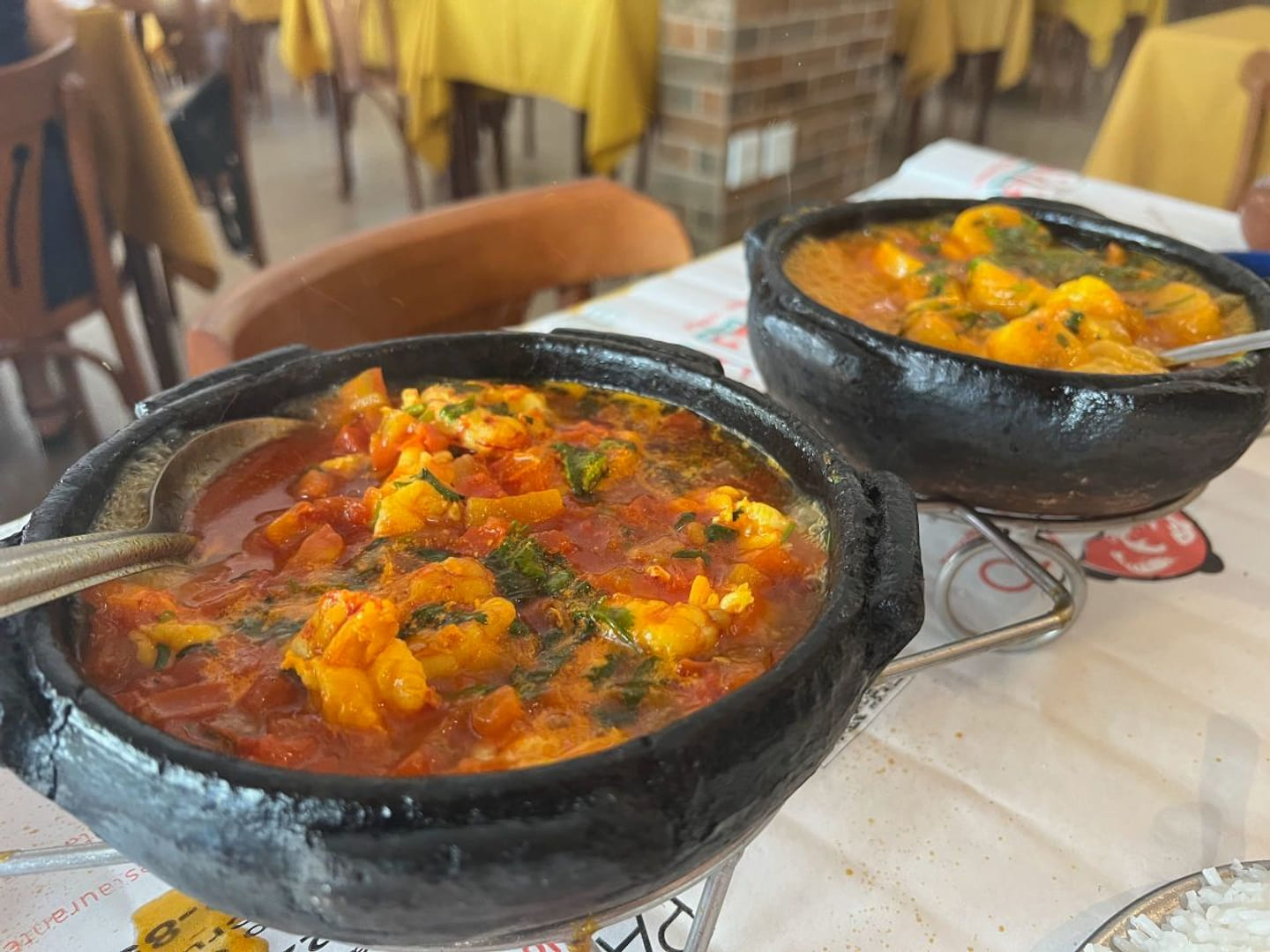 Tradicional moqueca capixaba em panela de barro na Ilha das Caieiras em Vitória