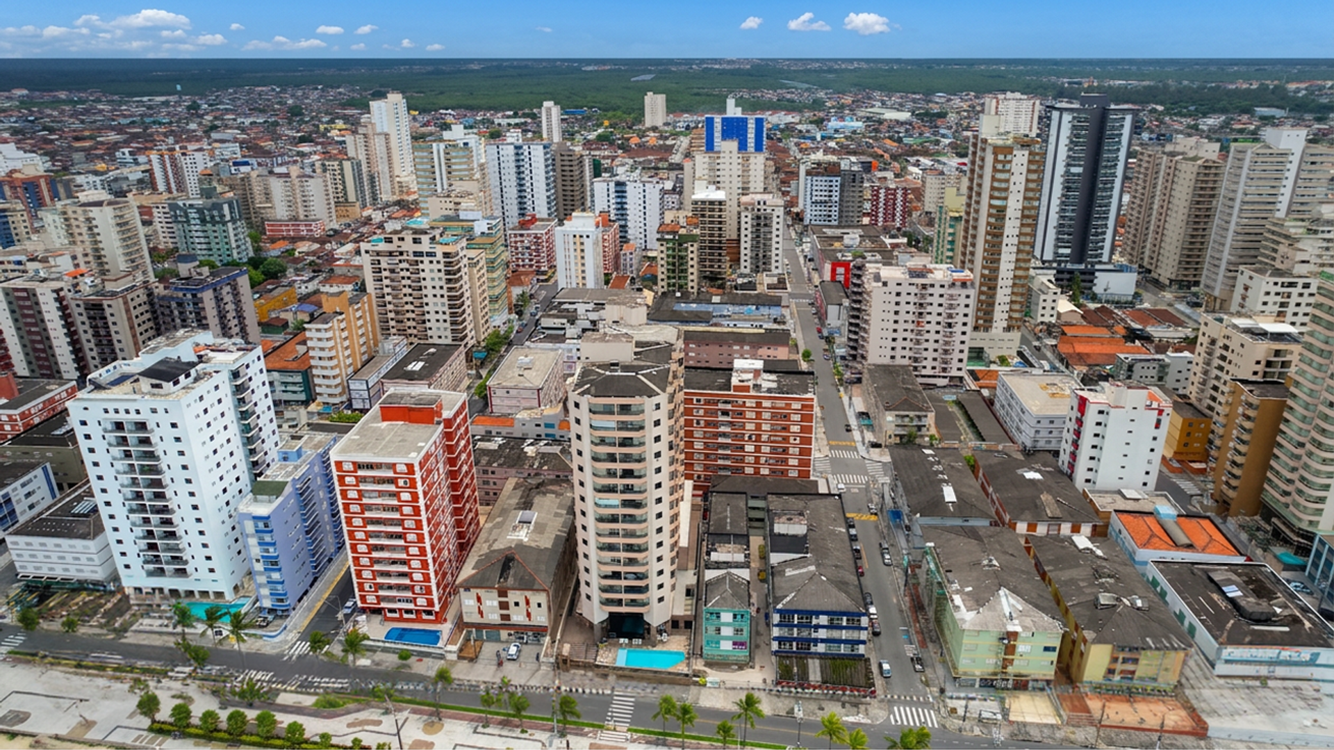 Vista aérea panorâmica da Vila Tupi em Praia Grande SP com prédios residenciais e comerciais perto da orla