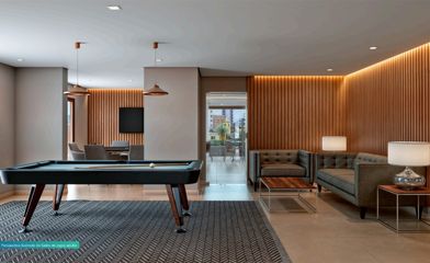 Salão de jogos completo, com mesa de bilhar, jogos de mesa e espaço de entretenimento, ambiente moderno, organizado e bem iluminado