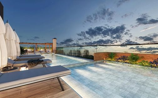 Piscina moderna e ampla em condomínio de alto padrão, ideal para lazer, descanso e momentos em família.