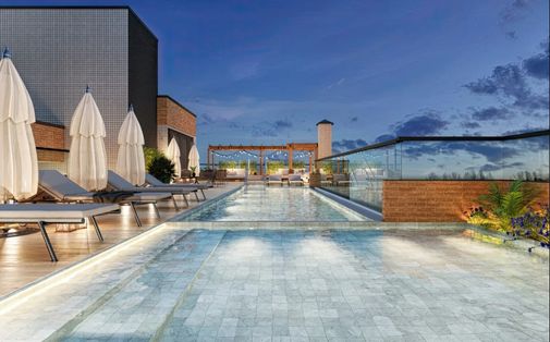 Piscina moderna e ampla em condomínio de alto padrão, ideal para lazer, descanso e momentos em família.