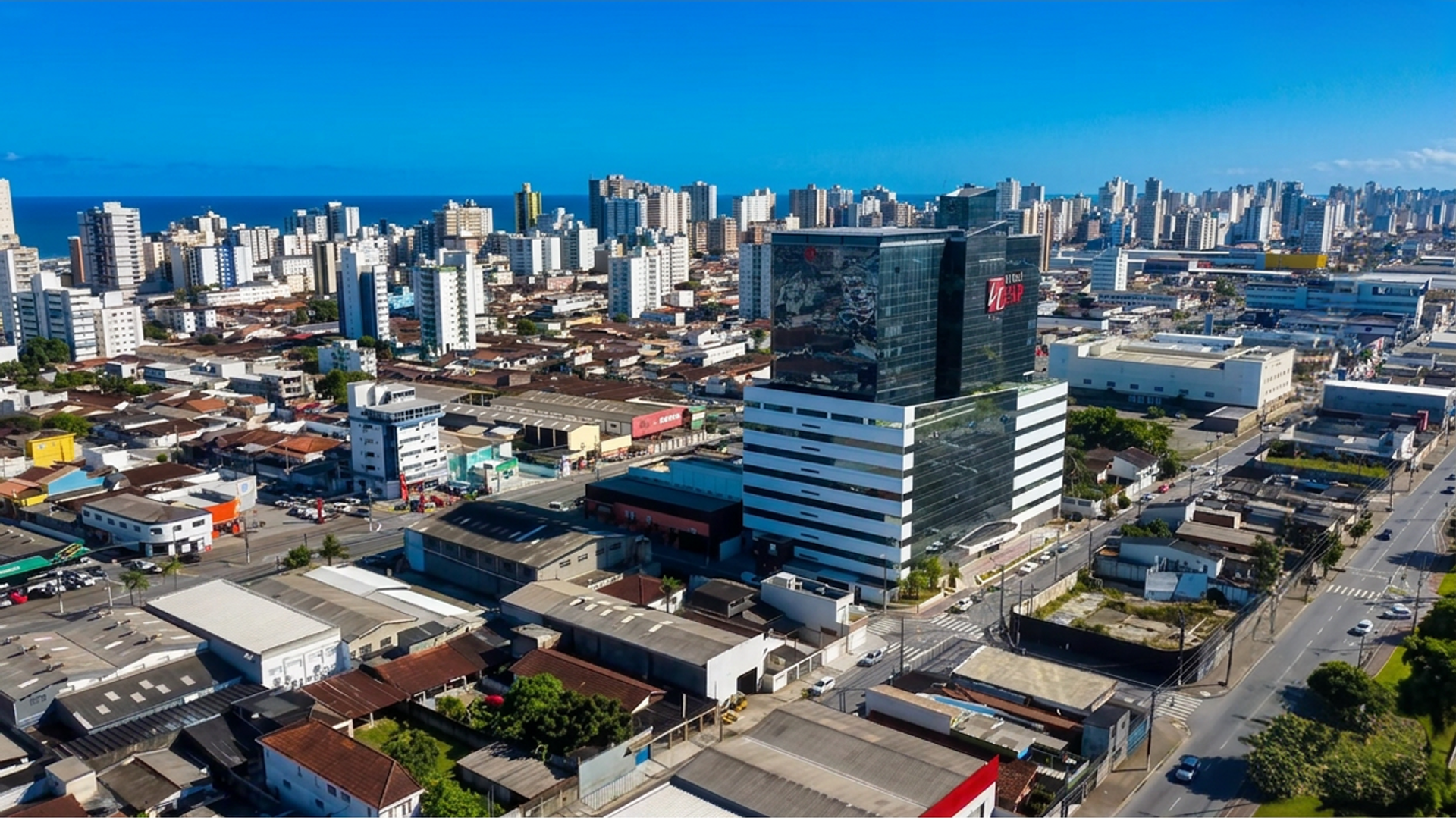 Vista aérea da Vila Guilhermina em Praia Grande SP com edifícios comerciais residenciais e a praia ao fundo