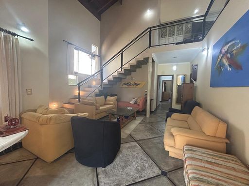 casa térrea com mezanino usado como escritório