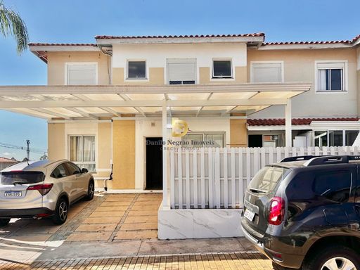 Casa com garagem coberta
