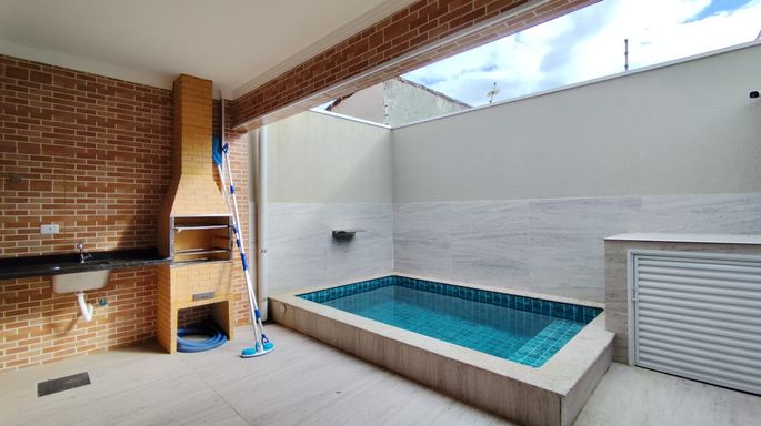 PISCINA E CHURRASQUEIRA