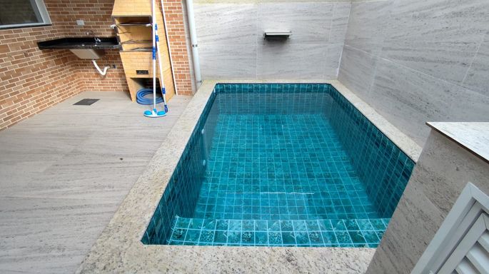 PISCINA COM CASCATA
