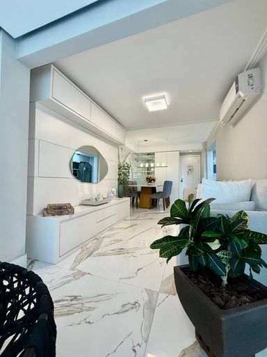 Sala com varanda integrada, marcenaria e iluminação diferenciada