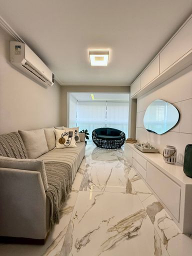 Sala com varanda integrada, marcenaria e iluminação diferenciada