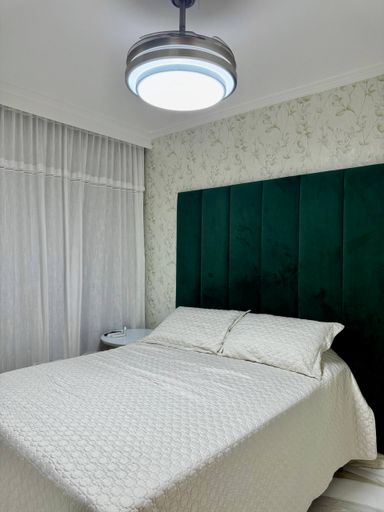 Suíte com armários e fino acabamento