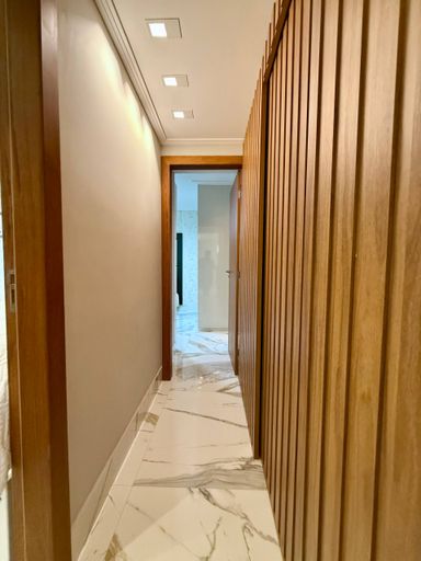 Corredor com painel embutido